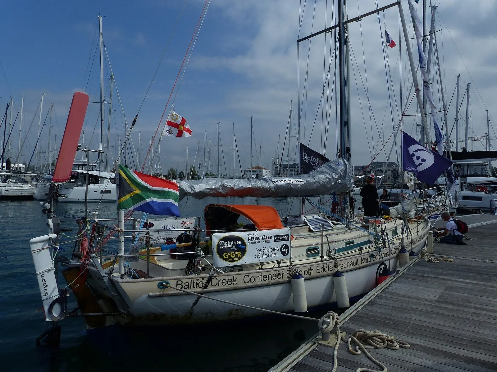 Cape George 36 «Minnehaha», яхта победительницы Golden Globe Race 2022 года Кирстен Нойшефер, у причала