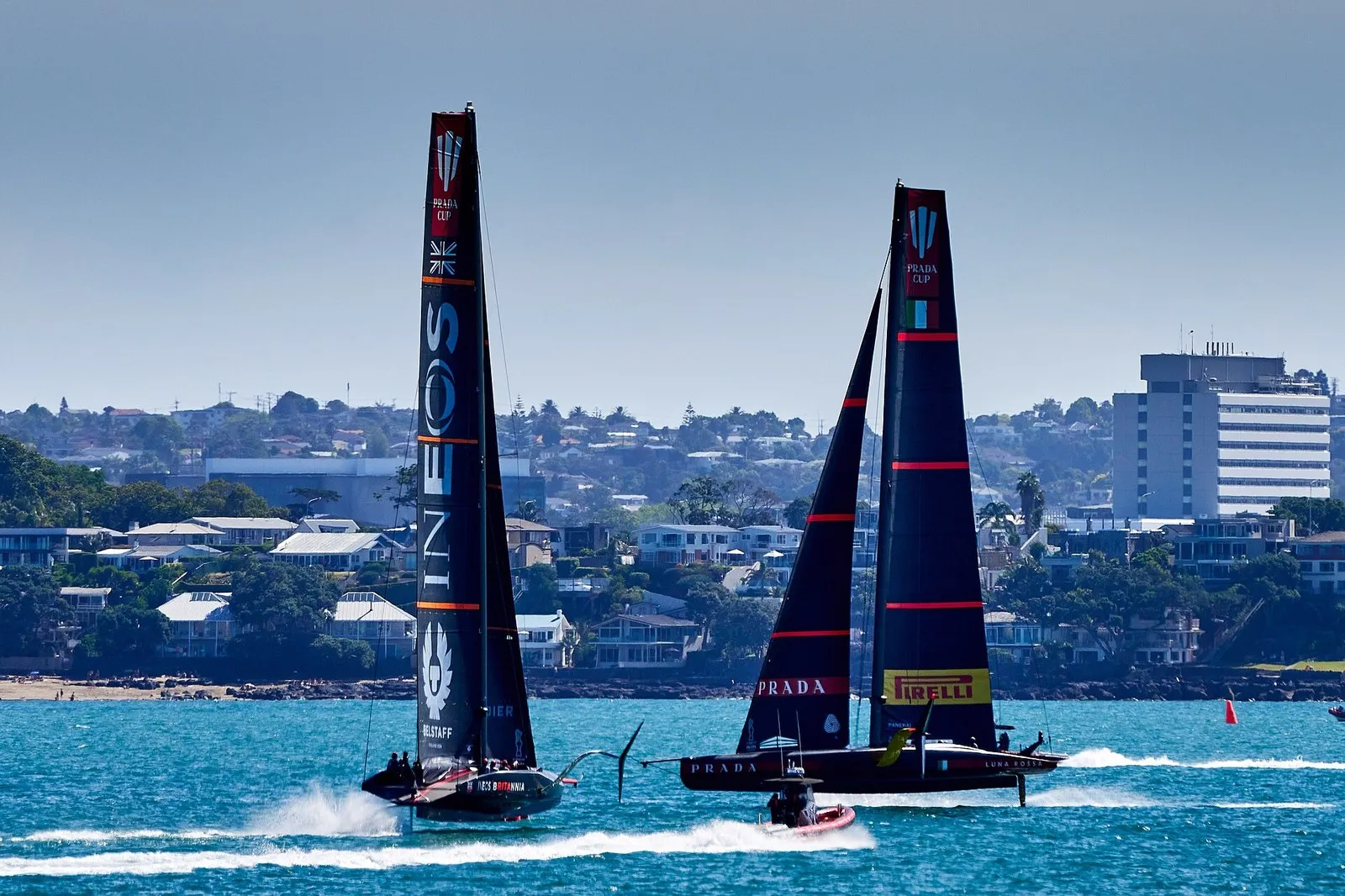 Две яхты класса AC75, британская INEOS Team UK и итальянская Luna Rossa, перед стартом первой гонки финала Prada Cup. Окленд, февраль 2021 года