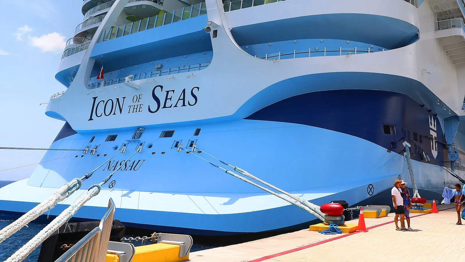 Корма Icon of the Seas: под названием написан порт приписки, Nassau