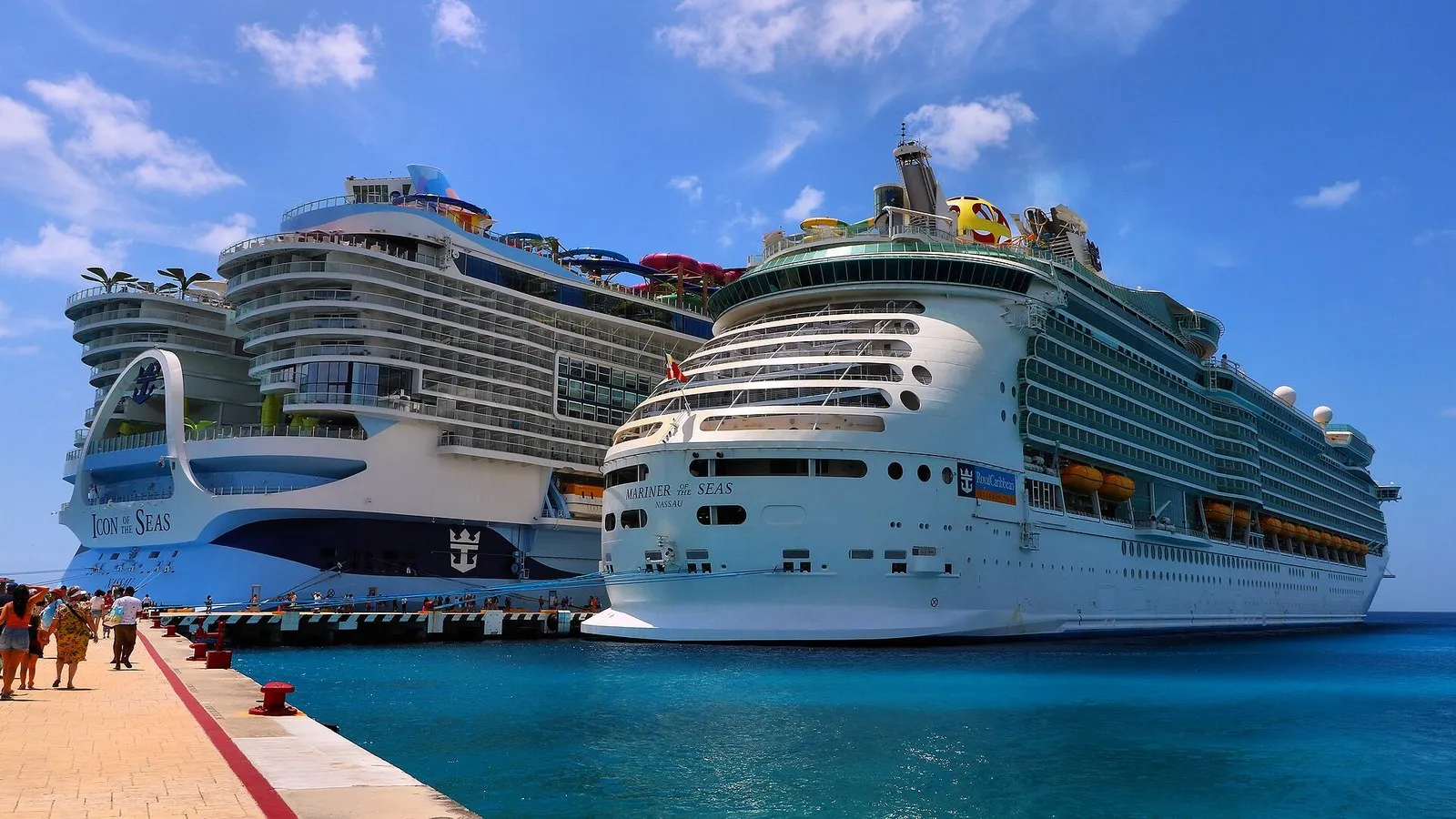 Icon of the Seas (слева) и Mariner of the Seas у причала Косумеля в Мексике: иностранная остановка в круизе по Карибскому морю