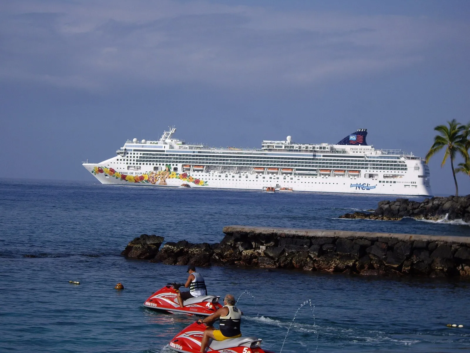 Pride of Hawaii у берега острова Гавайи, апрель 2007 года, ещё под американским флагом