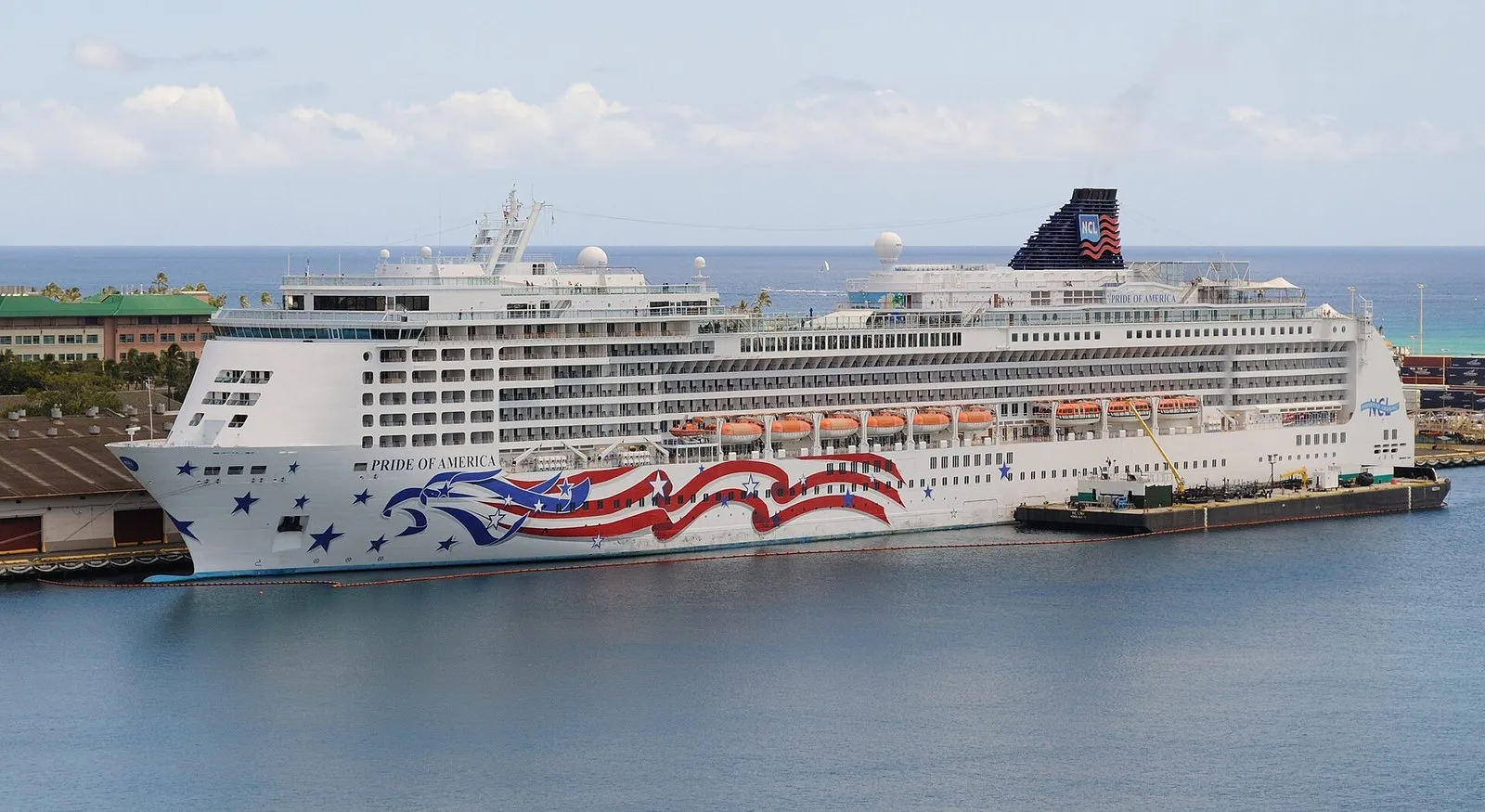 Pride of America у причала в Гонолулу, 2010 год: на корпусе нарисован американский флаг