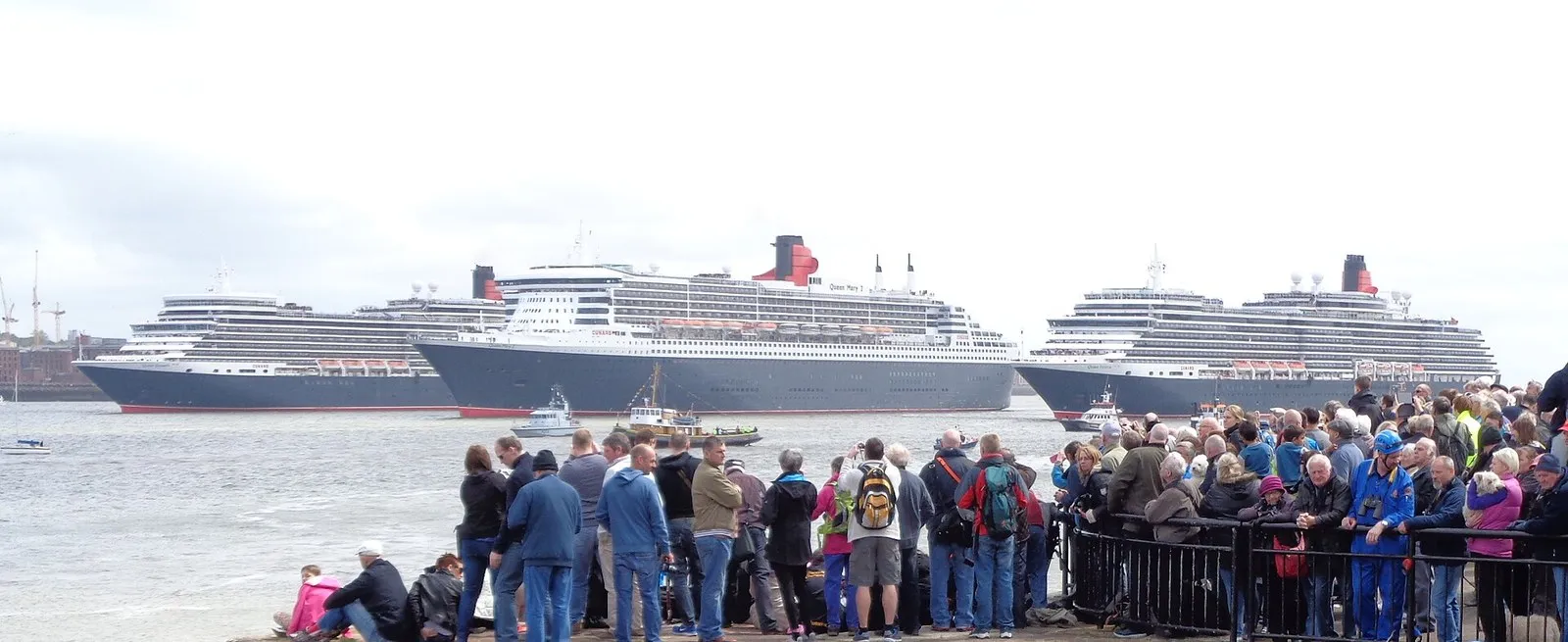 «Queen Elizabeth», «Queen Mary 2» и «Queen Victoria» на встрече трёх «Куинов» в Ливерпуле, май 2015 года