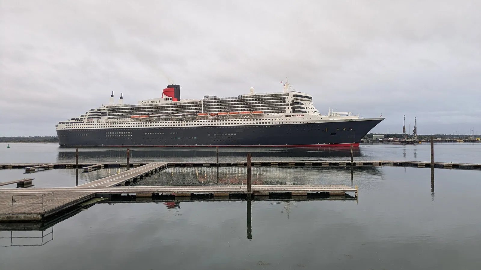 Queen Mary 2 входит в порт Саутгемптона