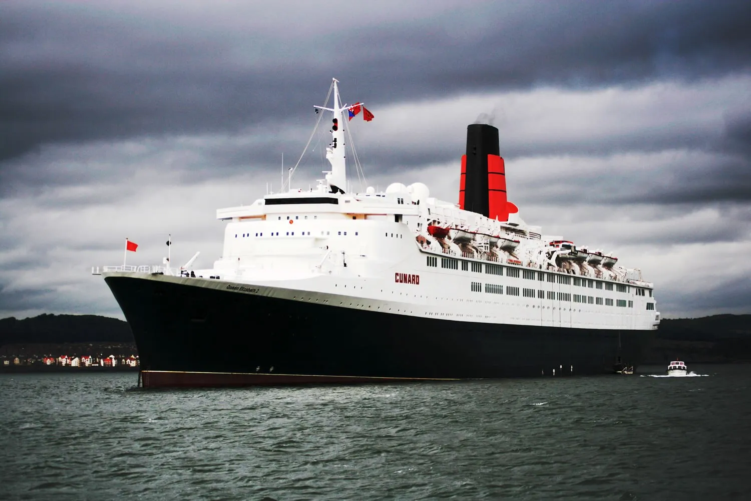 Лайнер Queen Elizabeth 2 на якоре у Саут-Куинсферри в прощальном рейсе вокруг Британии