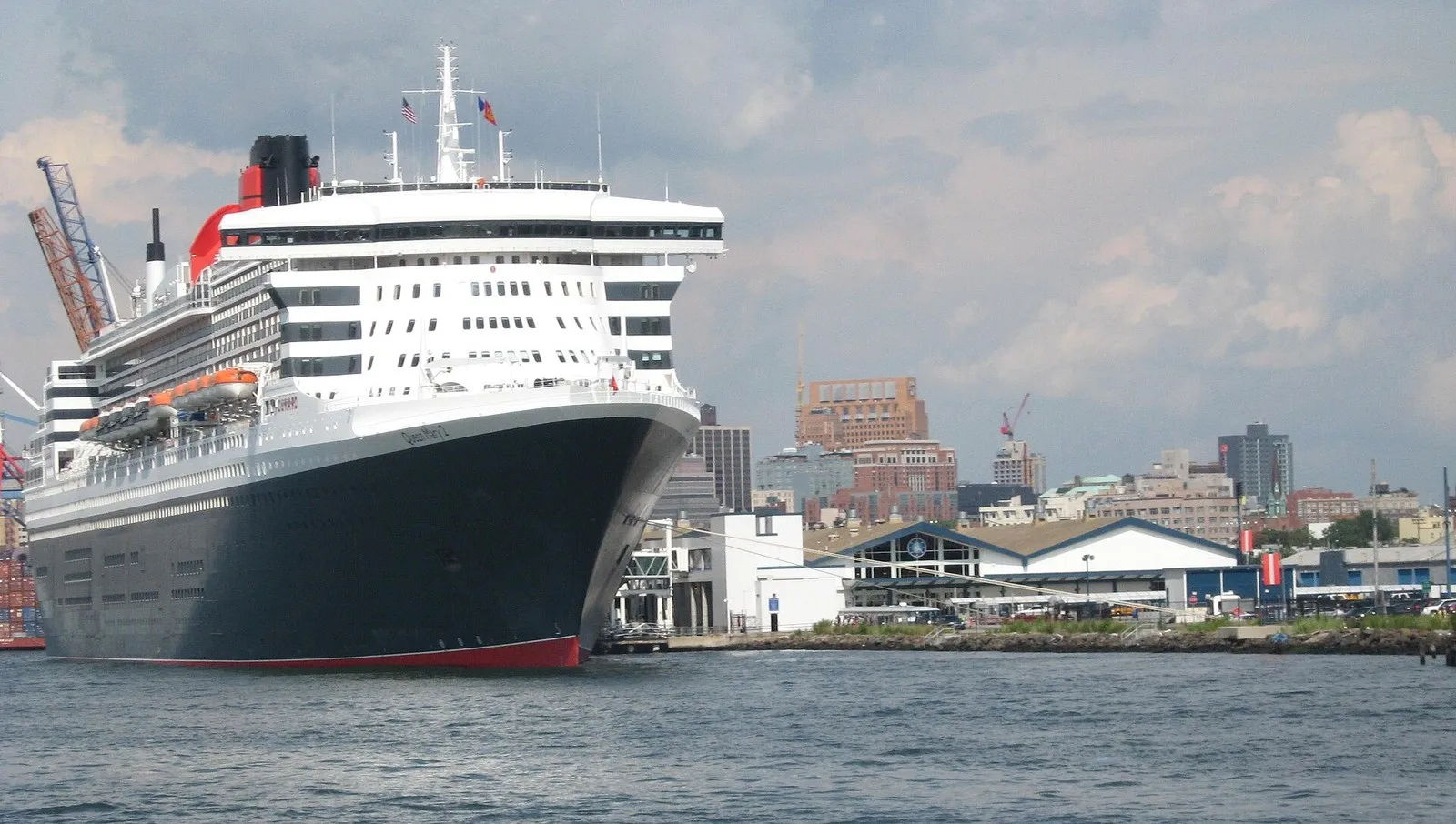 Queen Mary 2 у терминала в Бруклине, Нью-Йорк