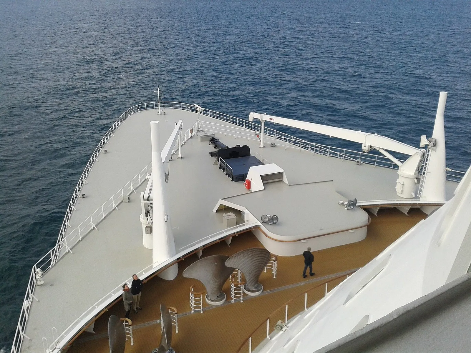 Нос Queen Mary 2 с верхней палубы