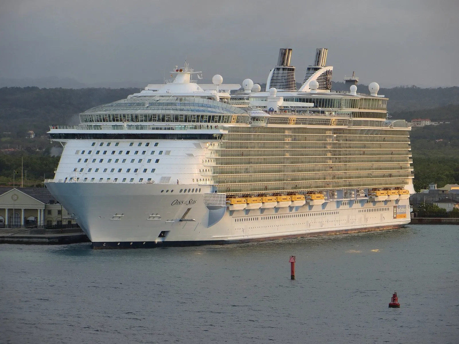 Oasis of the Seas у причала в Фалмуте, Ямайка. На этом лайнере четыре испарителя пресной воды
