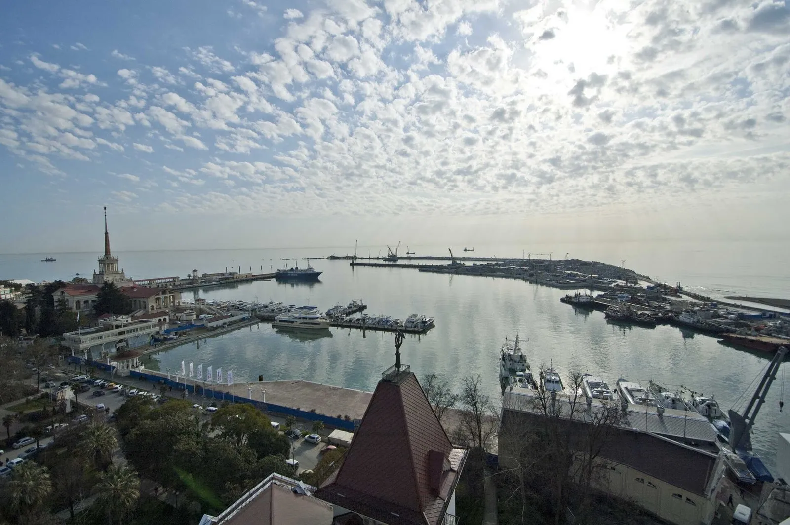 Морской порт Сочи с высоты: бухта, молы и шпиль Морвокзала слева