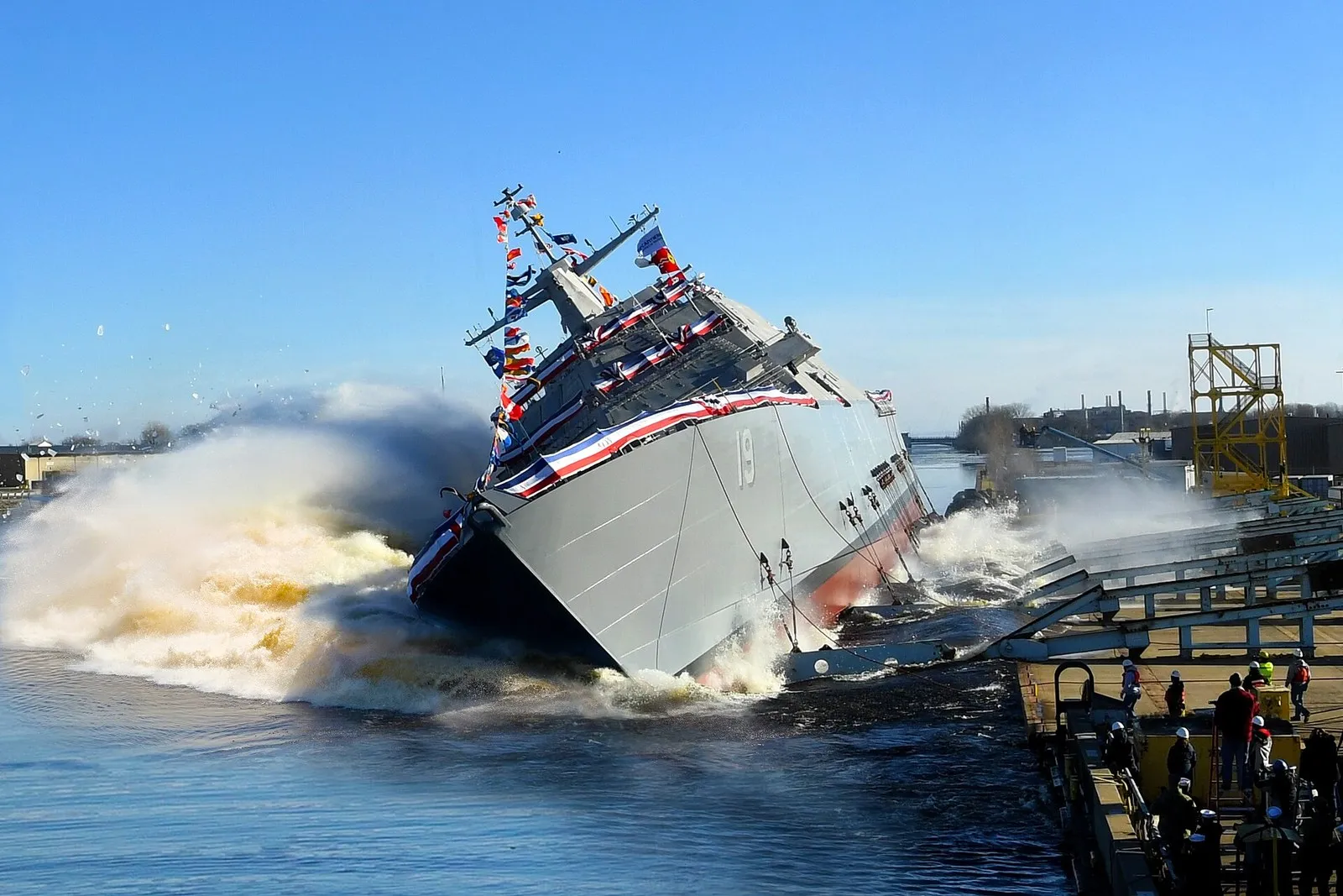 Прибрежный боевой корабль USS St. Louis сходит боком в реку Меномини, 15 декабря 2018 года