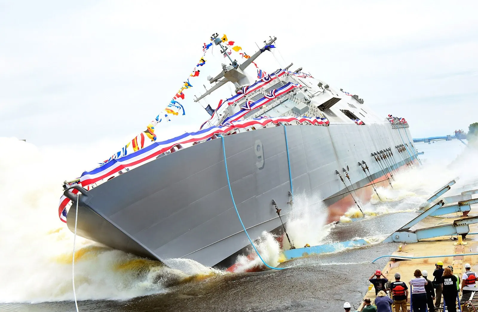 USS Little Rock входит в реку Меномини боком, 2015 год: вдоль борта идёт пена и вал воды