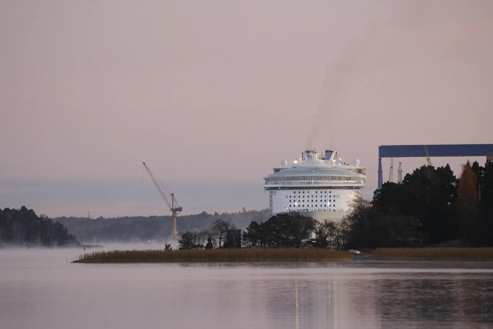 Oasis of the Seas при выходе с верфи в Турку, вид спереди: белый корпус и ярусы палуб над ним