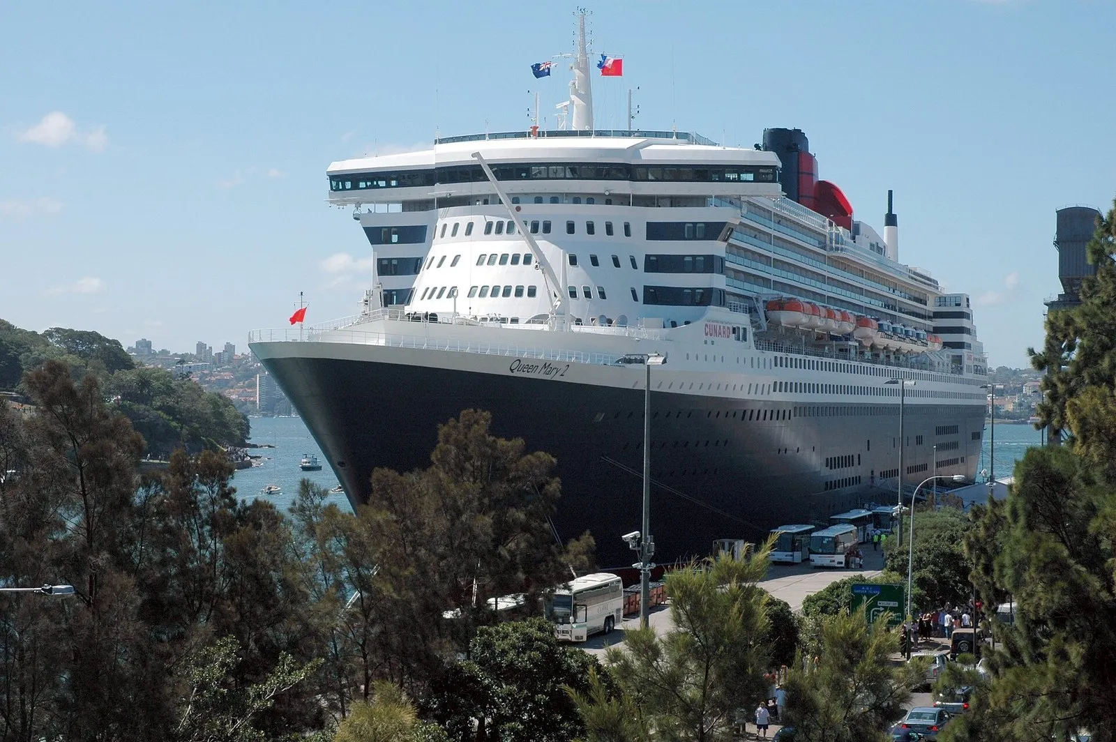 Лайнер Queen Mary 2 у причала в Сиднее: тёмный борт, над которым поднимаются палубы