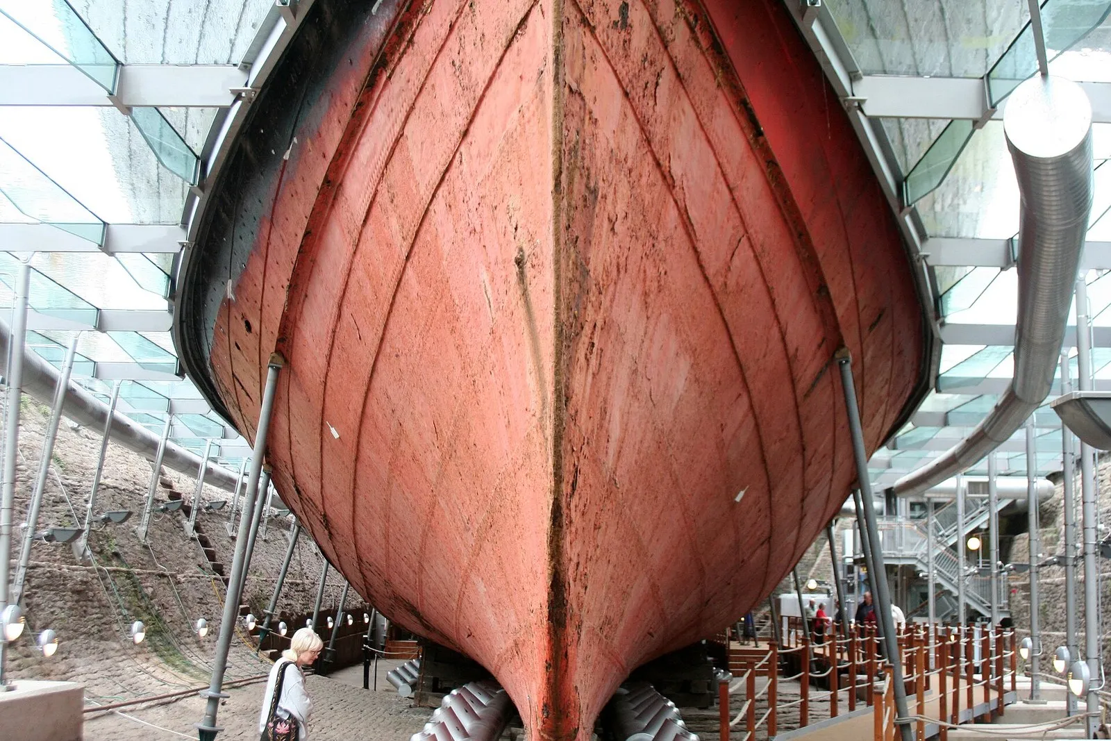 Подводная часть носа парохода SS Great Britain в музейном сухом доке в Бристоле