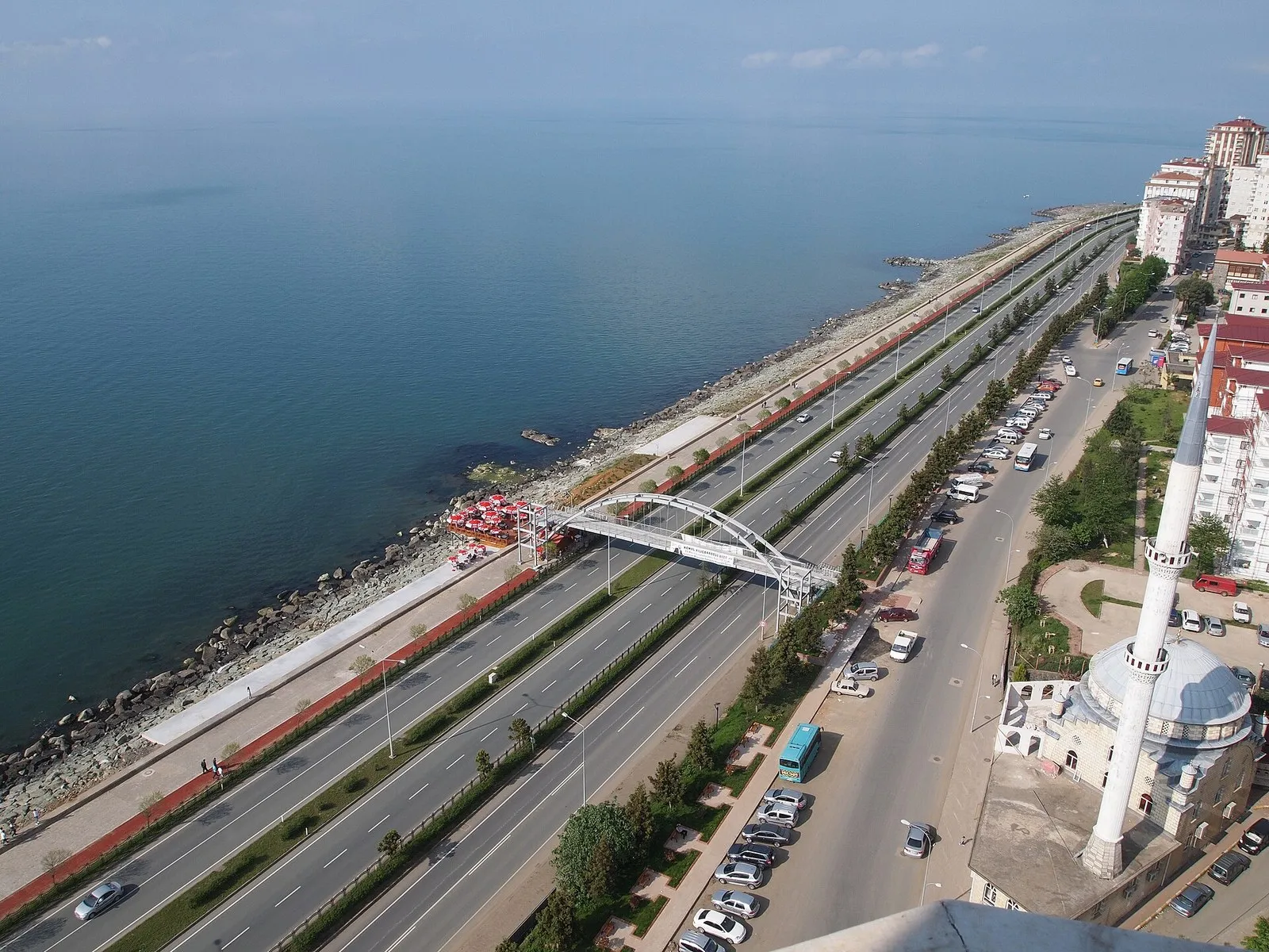 Побережье Ризе с высоты: набережная и Чёрное море