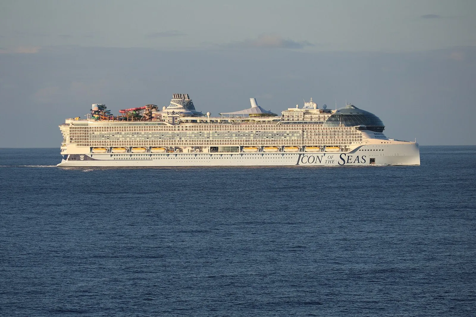 Icon of the Seas в открытом море, вид сбоку: вся длина корпуса в кадре