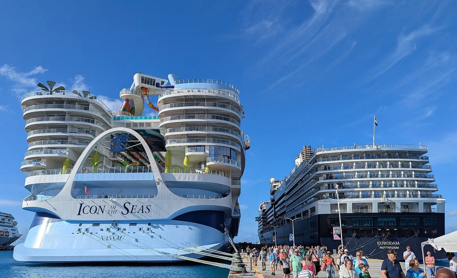 Icon of the Seas (слева) и Eurodam у причала в Филипсбурге