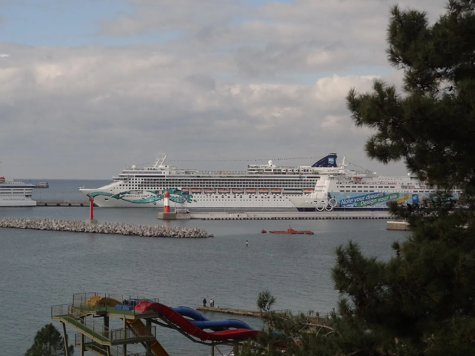 Norwegian Jade у причалов Морского порта Сочи во время Олимпиады 2014 года, на переднем плане мол из тетраподов