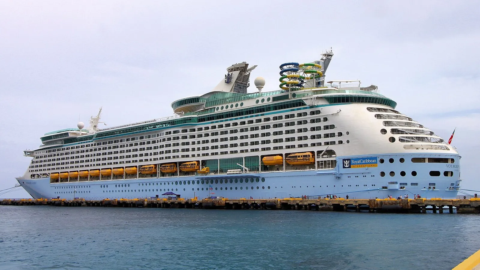 Voyager of the Seas, головной корабль серии, у причала: около 311 метров в длину и 38,6 по ватерлинии