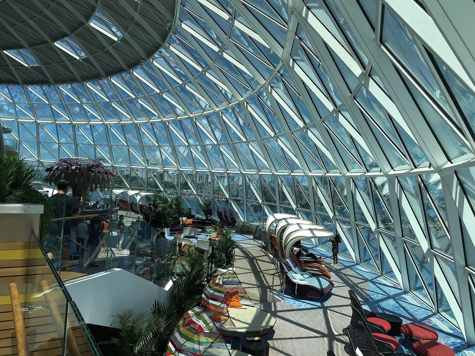 Стеклянный купол Aquadome на Icon of the Seas, под ним бар Overlook