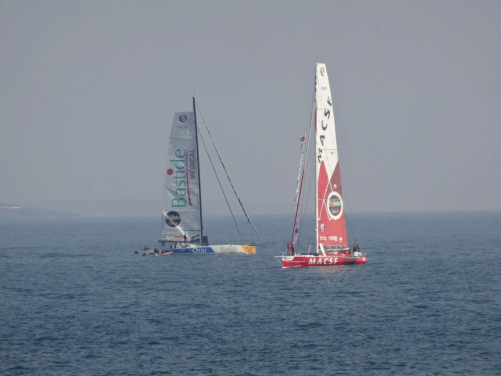 Яхты IMOCA 60 MACSF и Bastide-Otio в море у Ле-Сабль-д'Олон за несколько дней до старта Vendée Globe 2016 года