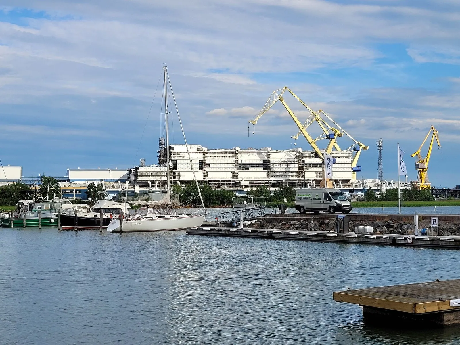 Строящийся корабль на верфи Meyer Turku в Турку, вид с яхтенного причала. Июль 2022 года
