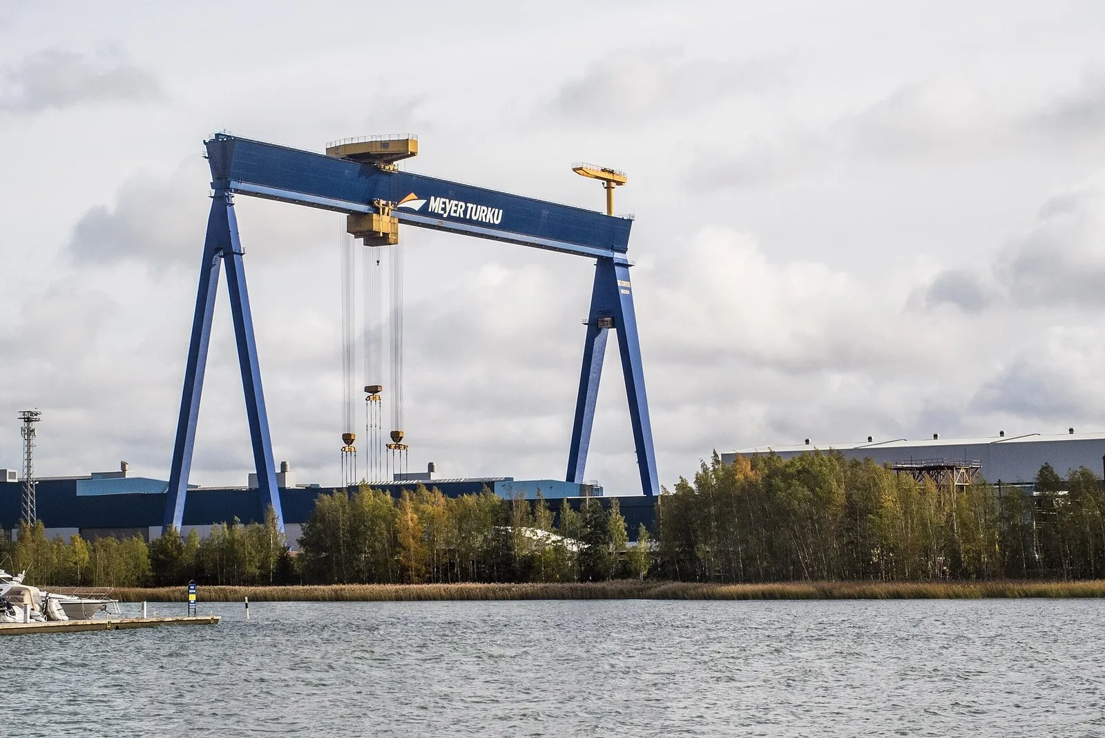 Портальный кран верфи Meyer Turku на берегу бухты в Турку