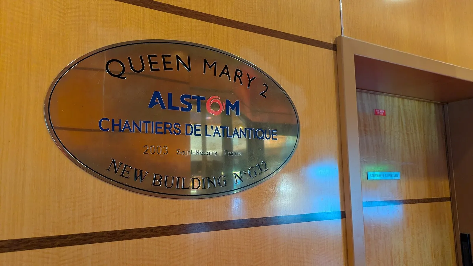 Заводская табличка на борту Queen Mary 2: верфь Chantiers de l'Atlantique, Сен-Назер