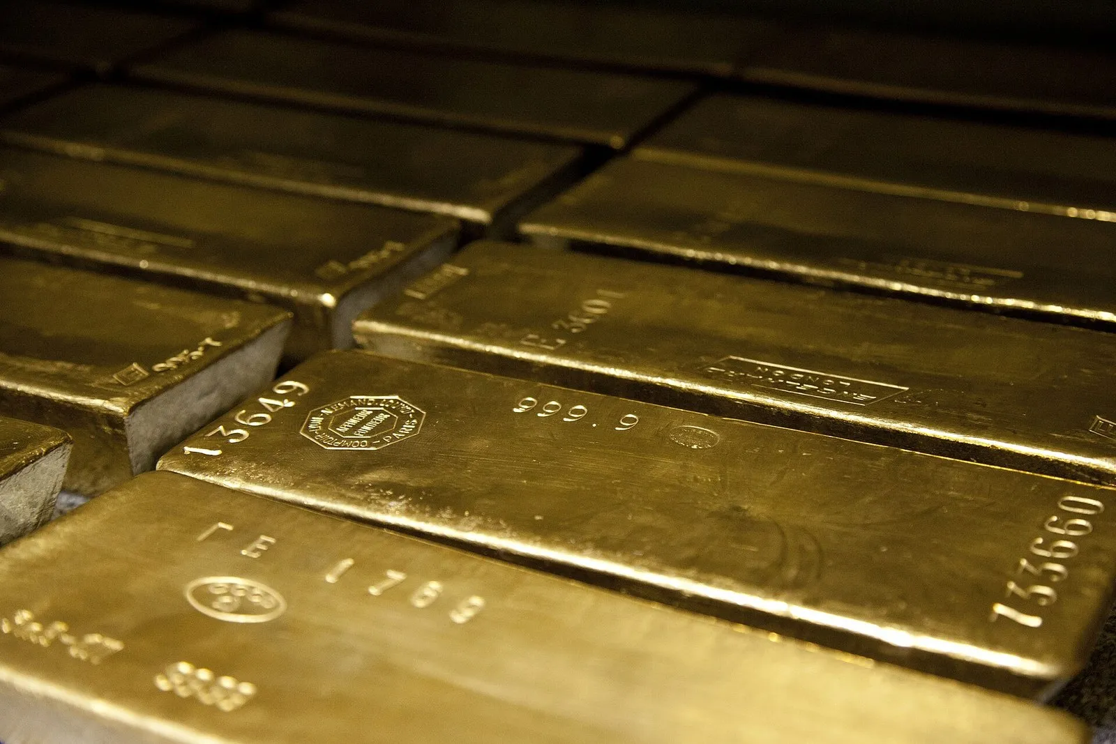 Золотые слитки по 400 тройских унций, около 12,4 килограмма каждый