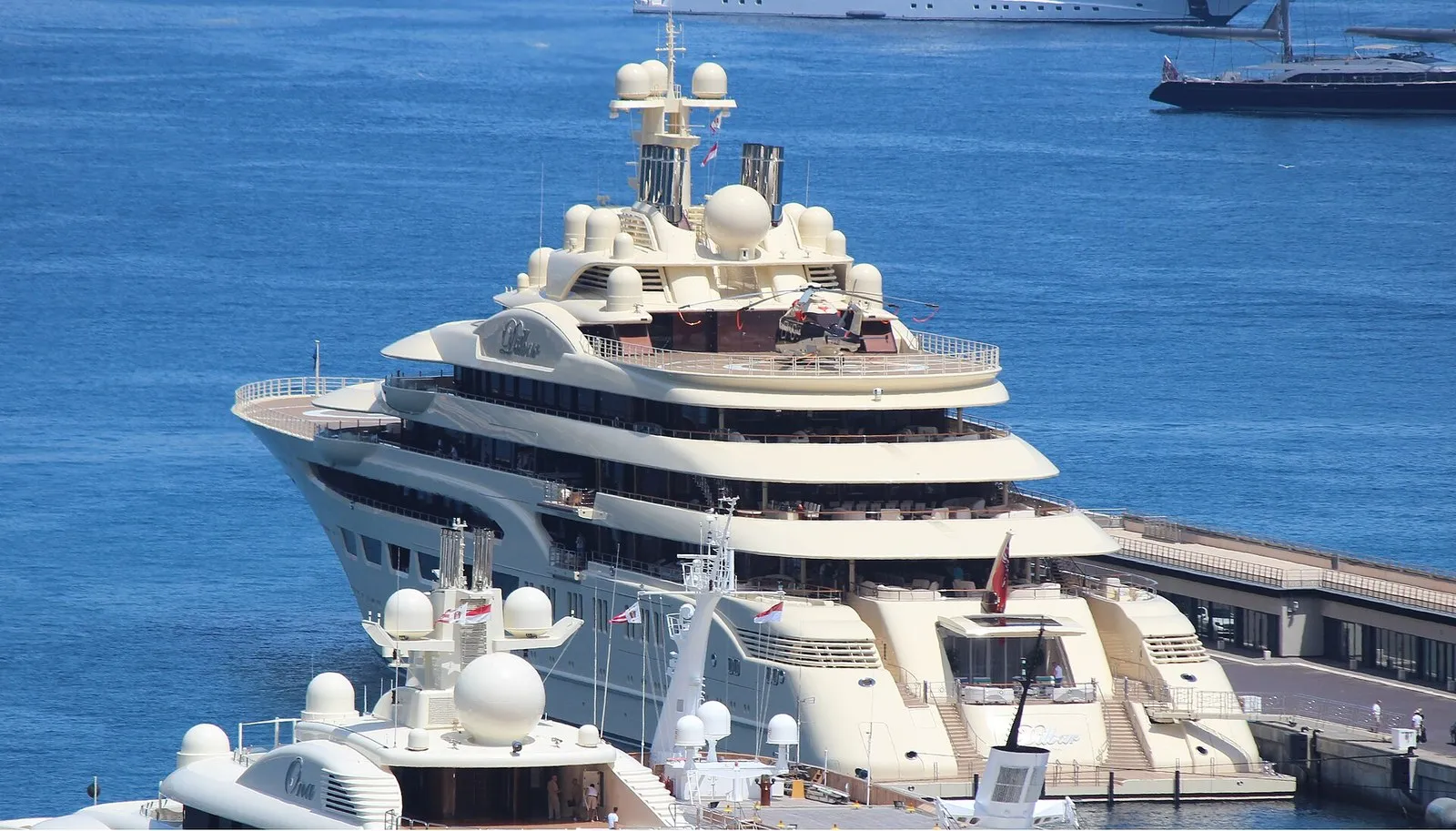 Dilbar у причала в порту Эркюль, Монако: 156 метров. Иллюстрация к масштабу, не History Supreme