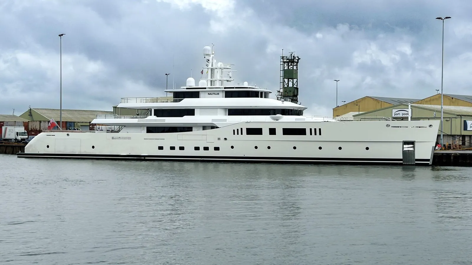 Моторная яхта Nautilus, 73 метра, у причала Пул-Куэй в Англии. Иллюстрация, не History Supreme и не Baia 100