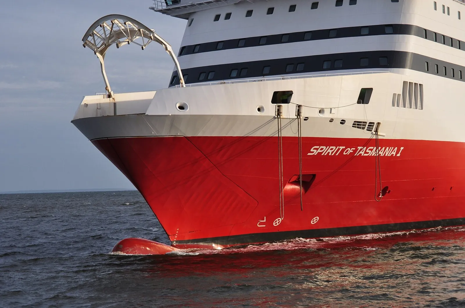 Бульб парома Spirit of Tasmania 1 у самой воды на подходе к Мельбурну