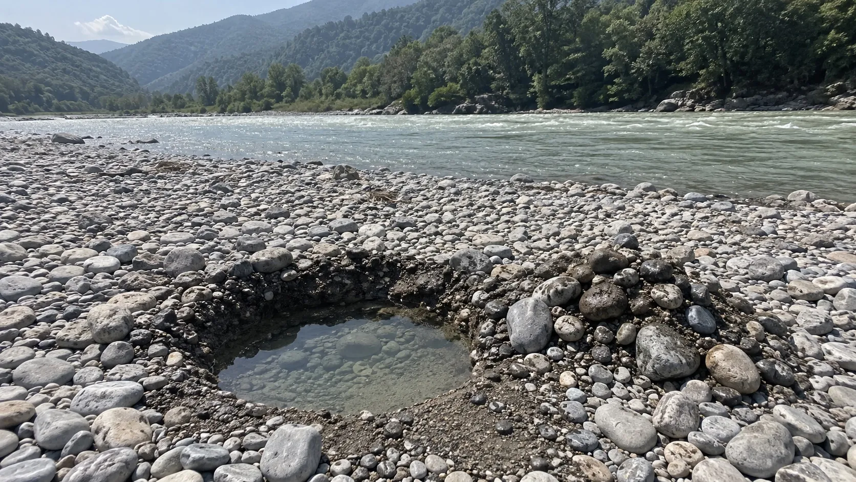 Ямка в сухой гальке у реки сама наполняется чистой водой: под руслом идёт свой поток, его и брали первые водоводы