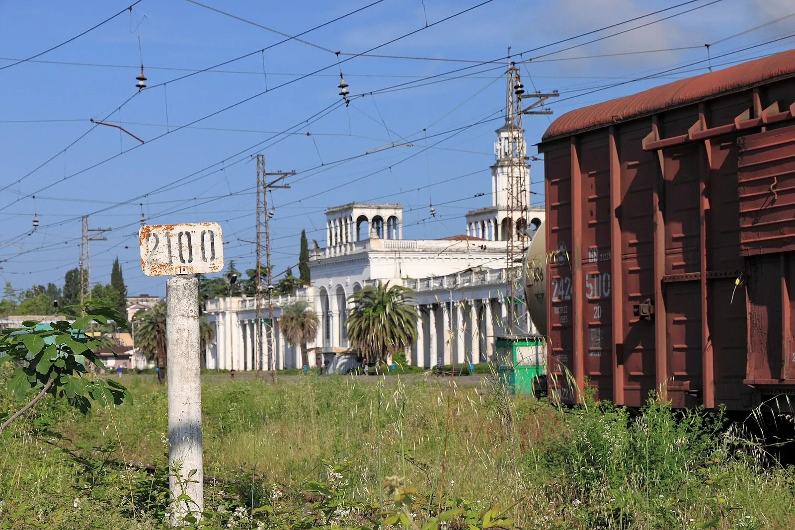 Вокзал Сухума и километровый столб «2100» у путей, май 2014 года (фото: Hons084, Wikimedia Commons, CC BY-SA 4.0)