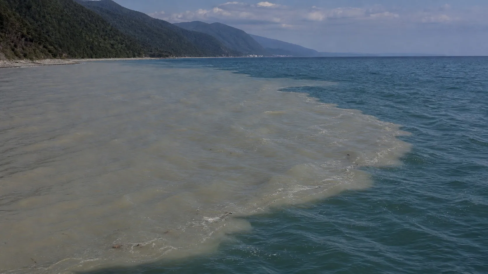 Речной шлейф растекается по морю поверху: пресная вода легче солёной и не перемешивается сразу