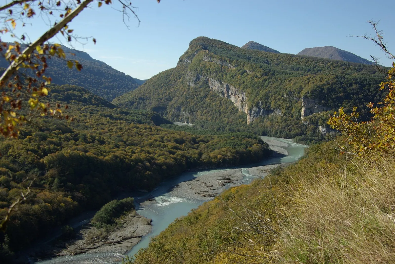 Кодор в горах, выше выхода на равнину: скалы, осенний лес и светлая вода на перекатах (вид с дороги, ноябрь 2018 года) (фото: Ivan Pchelin, Wikimedia Commons, CC BY-SA 4.0)