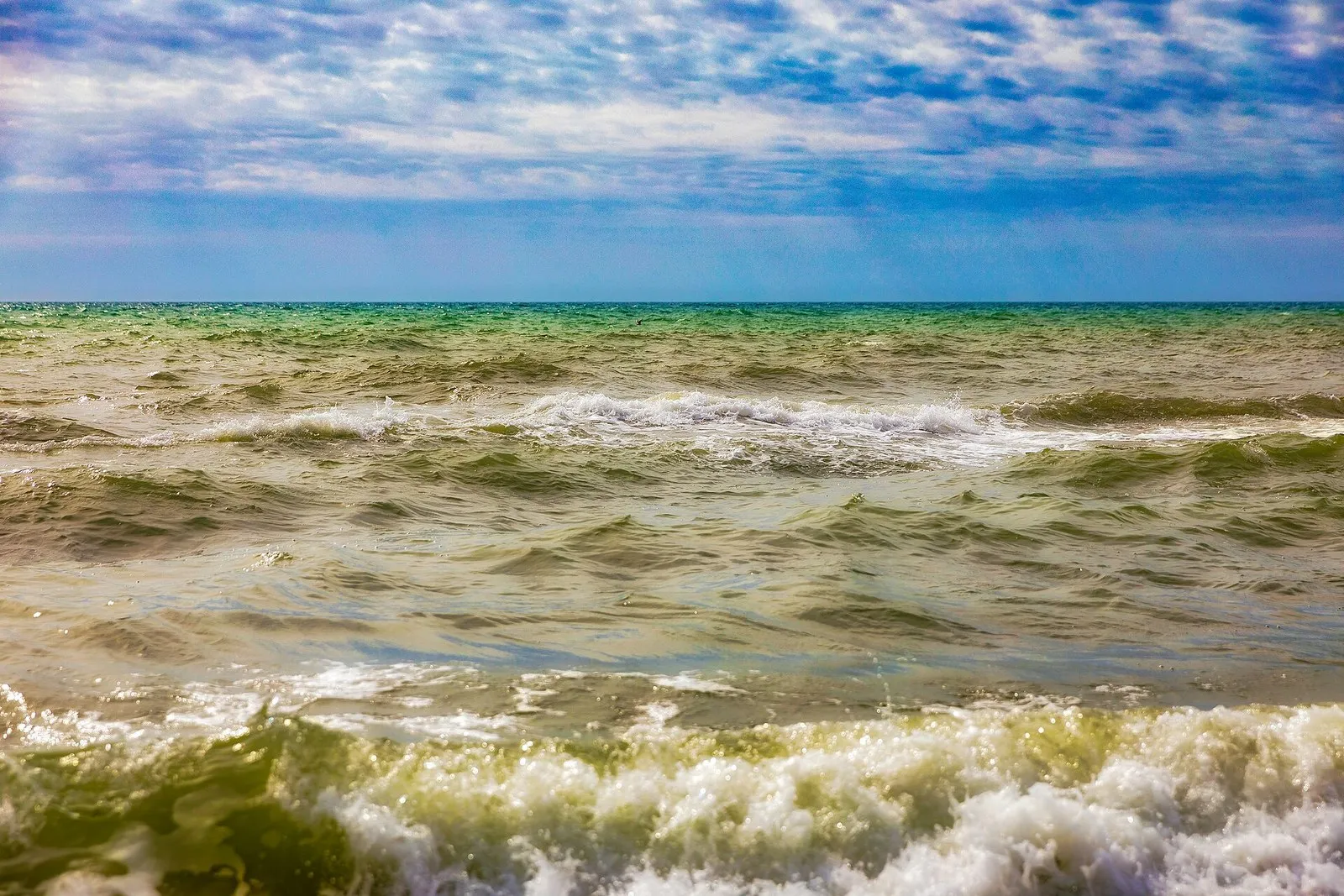 Облачная рябь над морем у Сочи, а солнце светит и вода зелёная до горизонта. По общей облачности такой день ясным не засчитают (фото: Dmitry Karyshev, Wikimedia Commons, CC BY 2.0)
