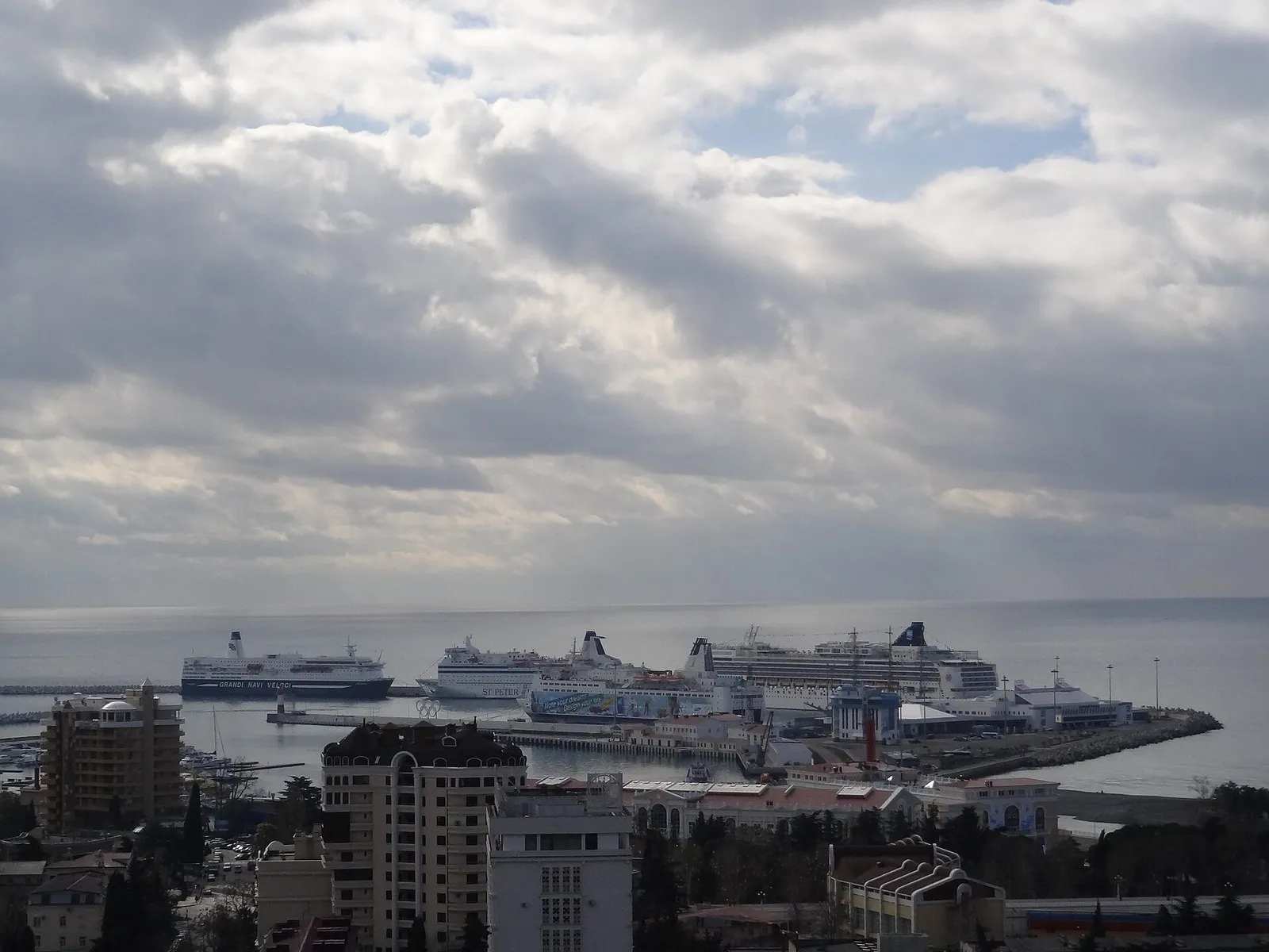 Февраль, центр Сочи: облачность над морем расходится, и солнце ложится на воду светлыми полосами у горизонта (фото: Ivanaivanova, Wikimedia Commons, CC BY-SA 3.0)