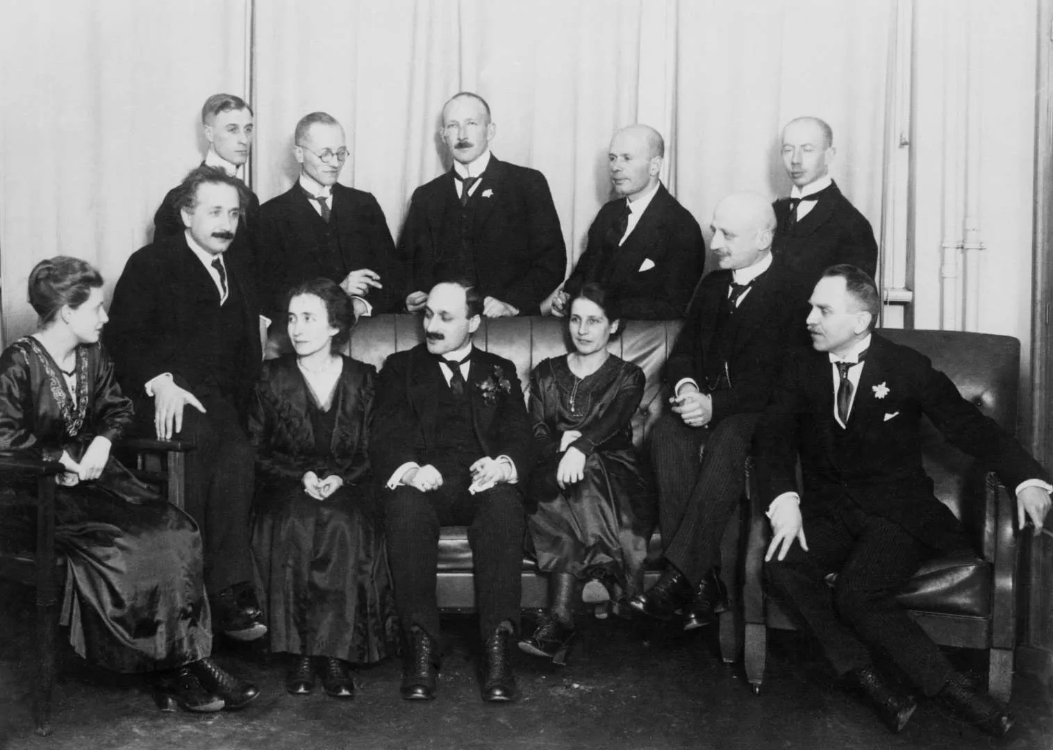 Берлинские физики и химики, 1920 год. Густав Герц стоит в заднем ряду; через четверть века он возглавит институт «Г» в Агудзерах (фото: автор неизвестен, Wikimedia Commons, Public domain)