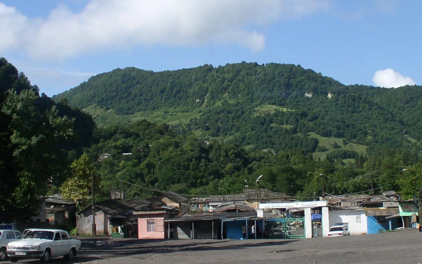 Гора Лашкендар над рыночной площадью Ткуарчала (фото: Alaexis, Wikimedia Commons, CC BY-SA 3.0)