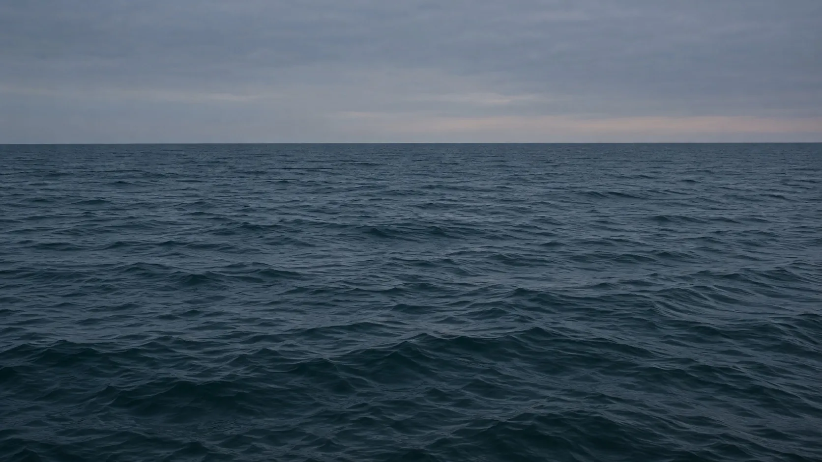 Открытое море в сумерках: ни берега, ни огней, ни судов. Красный огонь здесь видно за километры