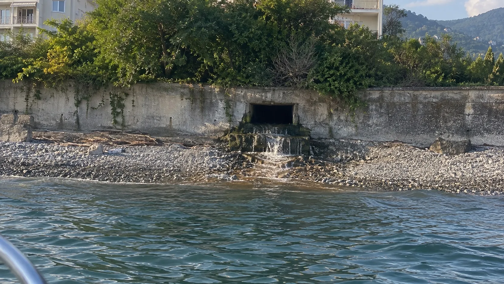 Короткая городская речка выходит к морю из бетонного канала, и с воды такой выход легко принять за ливнёвку