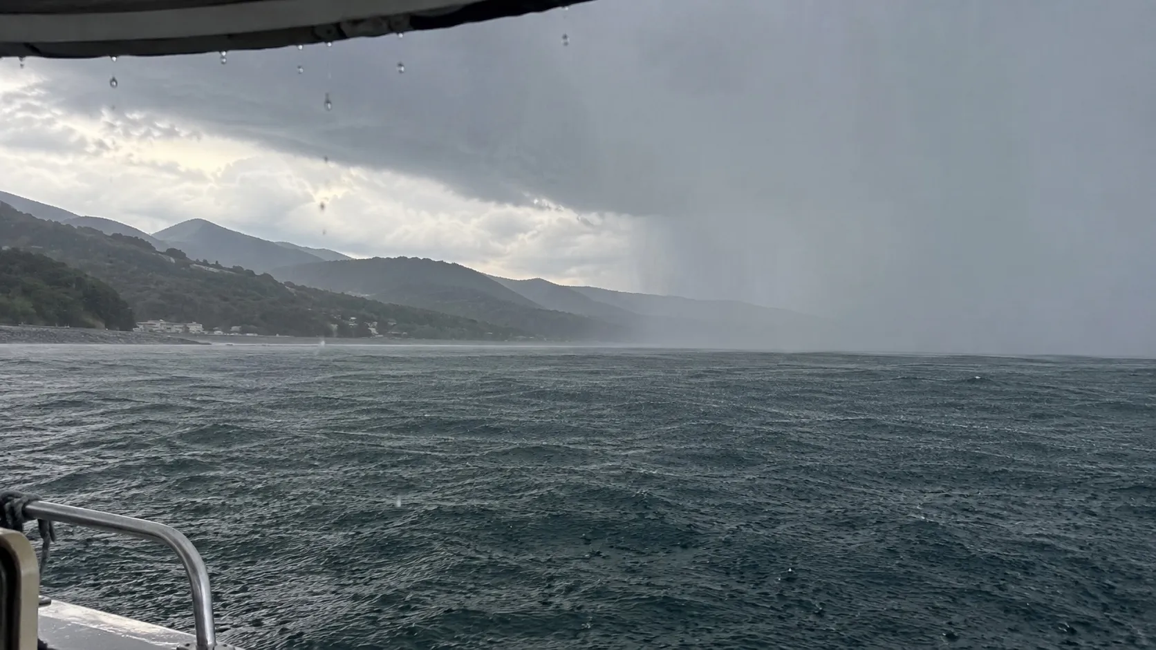 Поздний летний ливень над морем: после таких дождей реки разом несут в воду всё, что смыли с суши