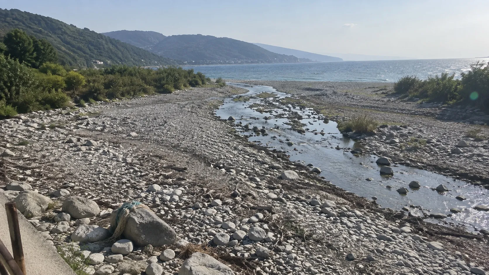 Горная река в конце сухого лета еле дотягивает до моря по галечному руслу — пресной воды в бассейн приходит меньше