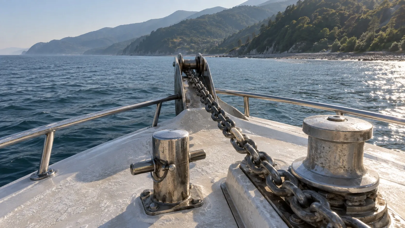 Носовая палуба: роульс на форштевне, цепь через него к лебёдке, рядом низкий битенг