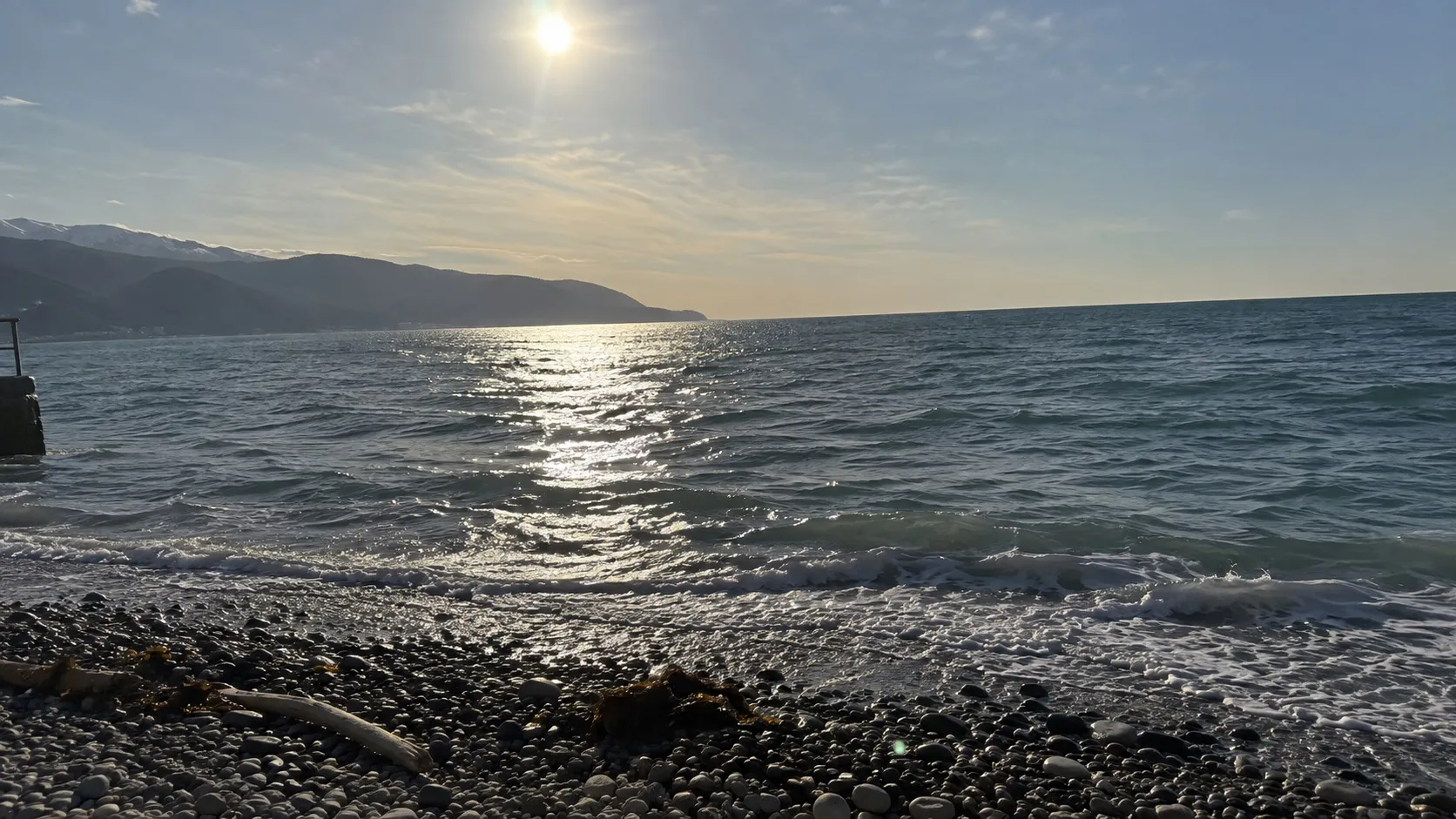 Полуденное солнце в конце декабря едва поднимается над морем, а летние полные луны этих лет ходят ещё ниже, около двадцати градусов