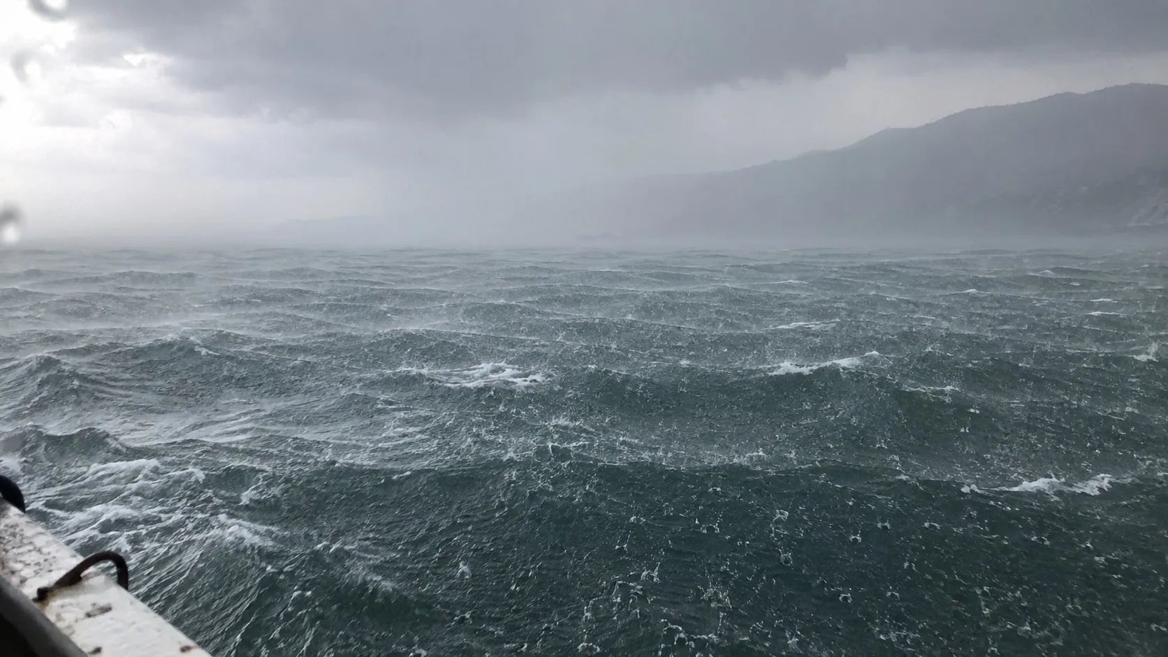 Когда ливень сечёт воду, поверхность белеет от брызг, а под ней уже копится подушка из пузырьков