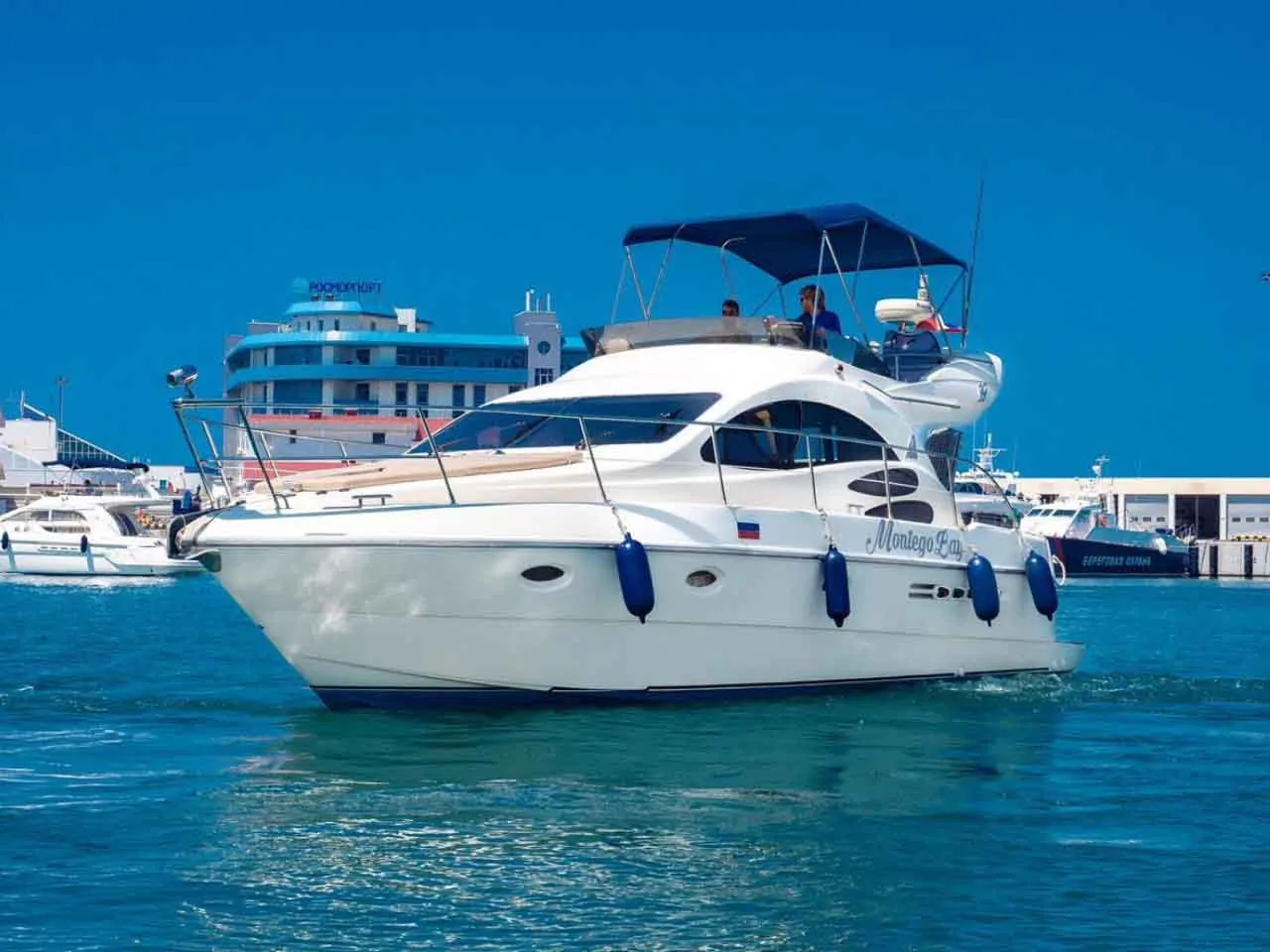 Моторная яхта Azimut 39 у побережья Сочи