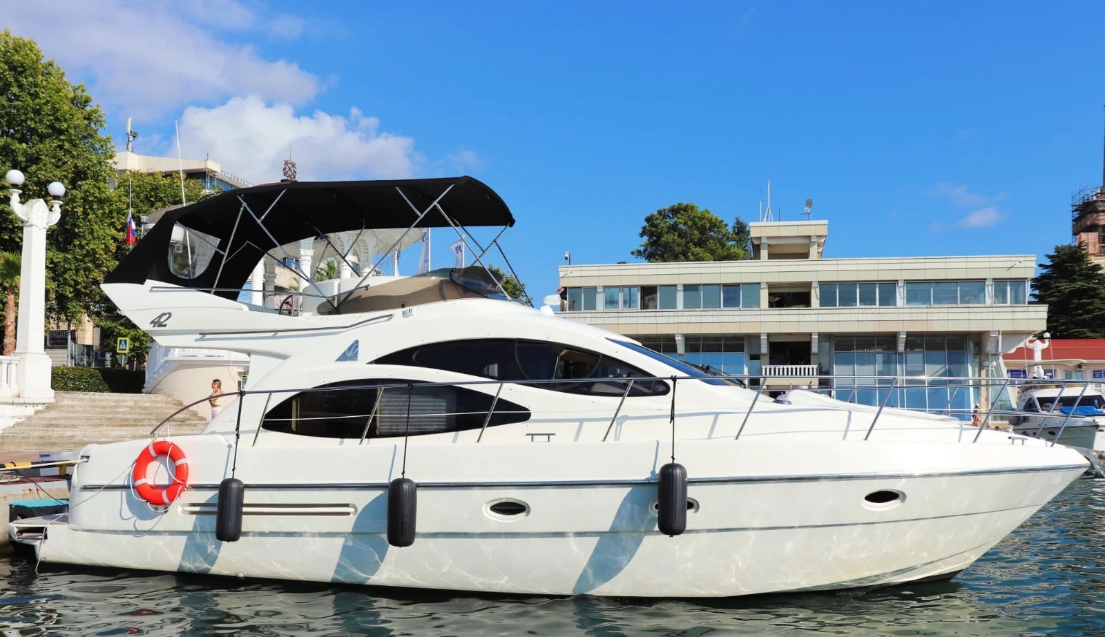 Моторная яхта Azimut 42 — аренда в Сочи