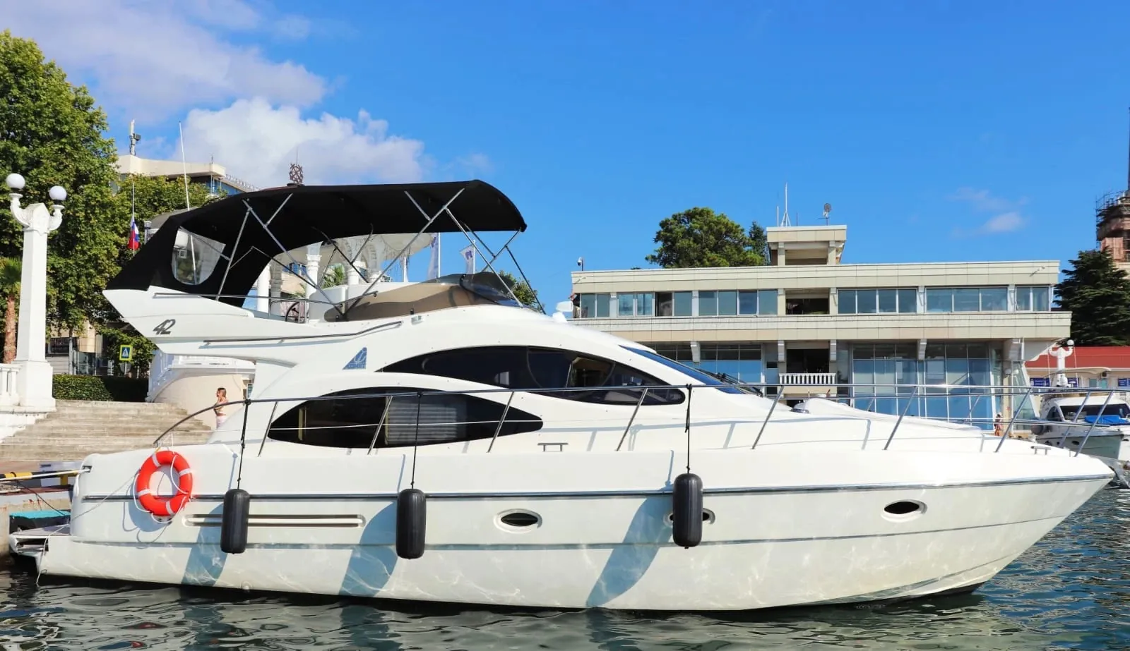 Azimut 42: номер модели написан прямо на боковине флайбриджа